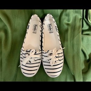 Keds Women’s Teacup White with Navy Striped Tennis Shoes Size 7